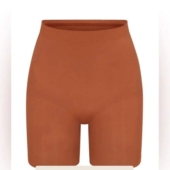 SKIMS Seamless Sculpt Mid Thigh Shorts - Picture 2 of 9